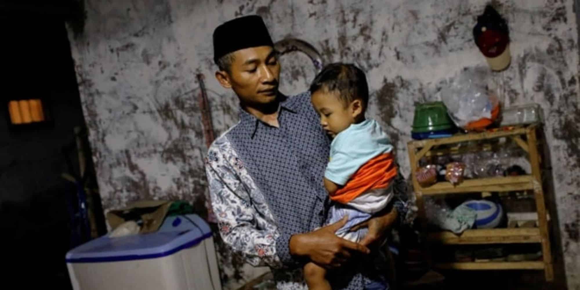 O πατέρας με τον γιο του στην Ινδονησία