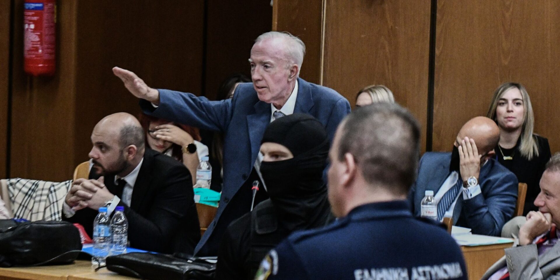 Ναζιστικός χαιρετισμός από τον Κωνσταντίνο Πλεύρη