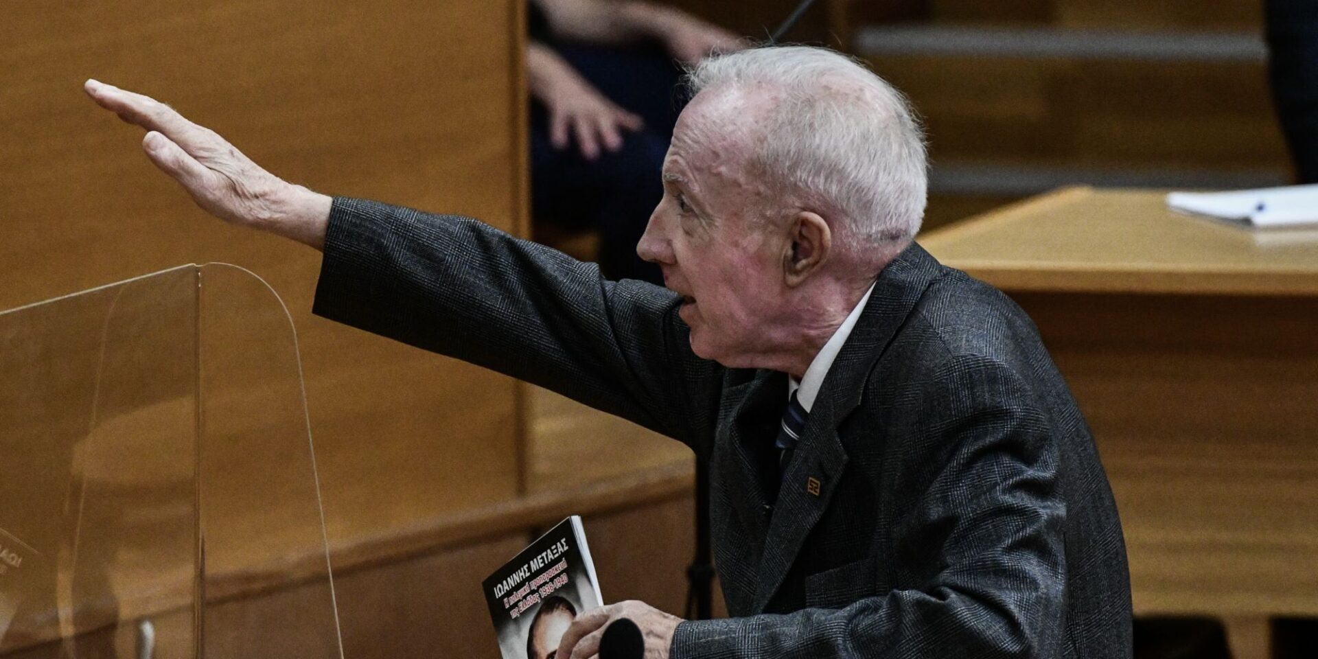 O Kωνσταντίνος Πλεύρης χαιρετά ναζιστικά μέσα στο δικαστήριο