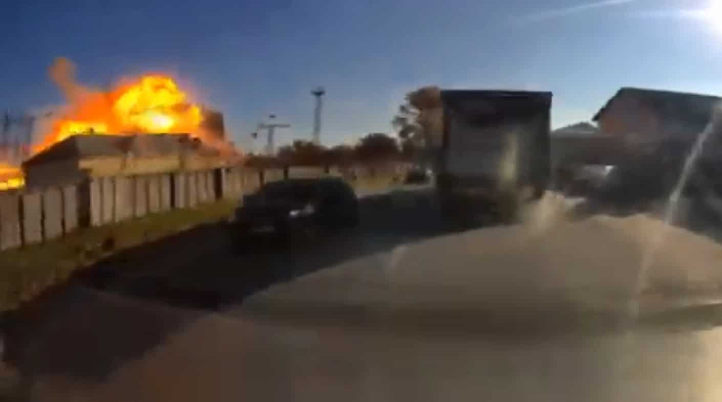 Εικόνα από τη στιγμή που πύραυλος πέφτει στο Λβιβ