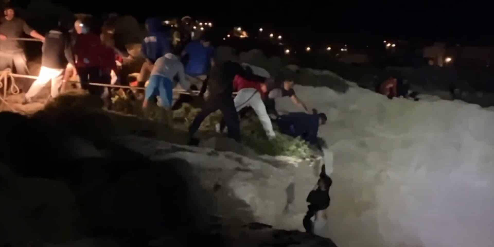 Εικόνα από τη διάσωση μεταναστών τα μεσάνυχτα