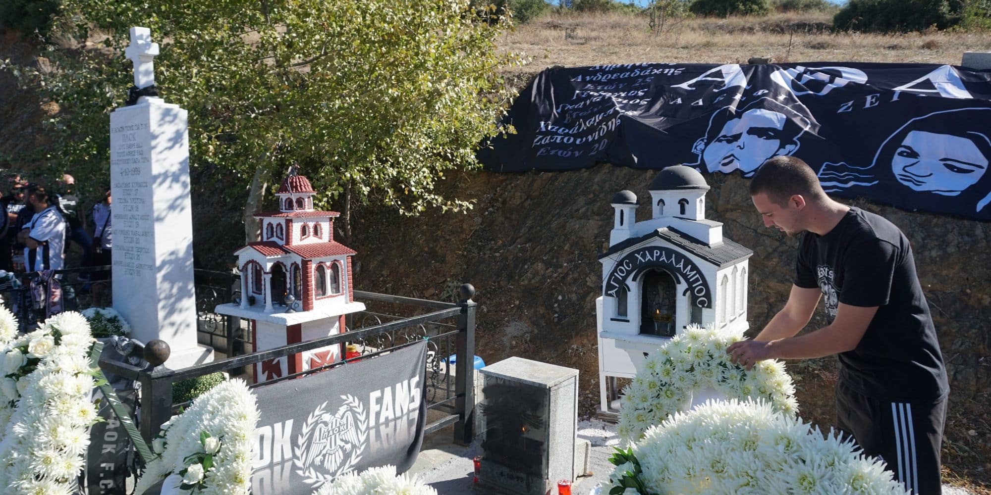 Mnimeio PAOK 4 10 22 - ΠΑΟΚ: 23 χρόνια από την τραγωδία με τους 6 νεκρούς οπαδούς στα Τέμπη (εικόνες & βίντεο)