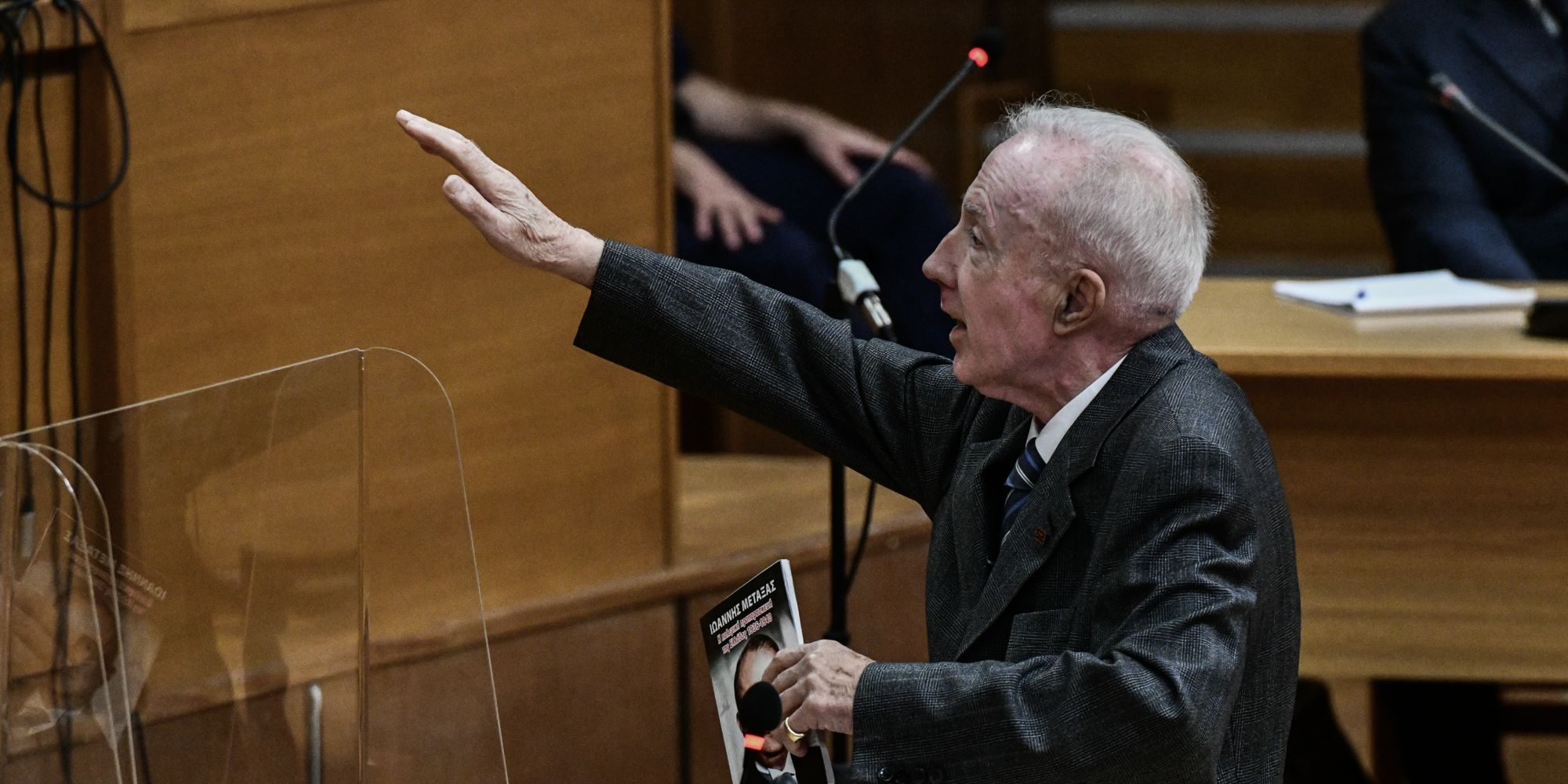 O Kωνσταντίνος Πλεύρης χαιρετά ναζιστικά μέσα στο δικαστήριο