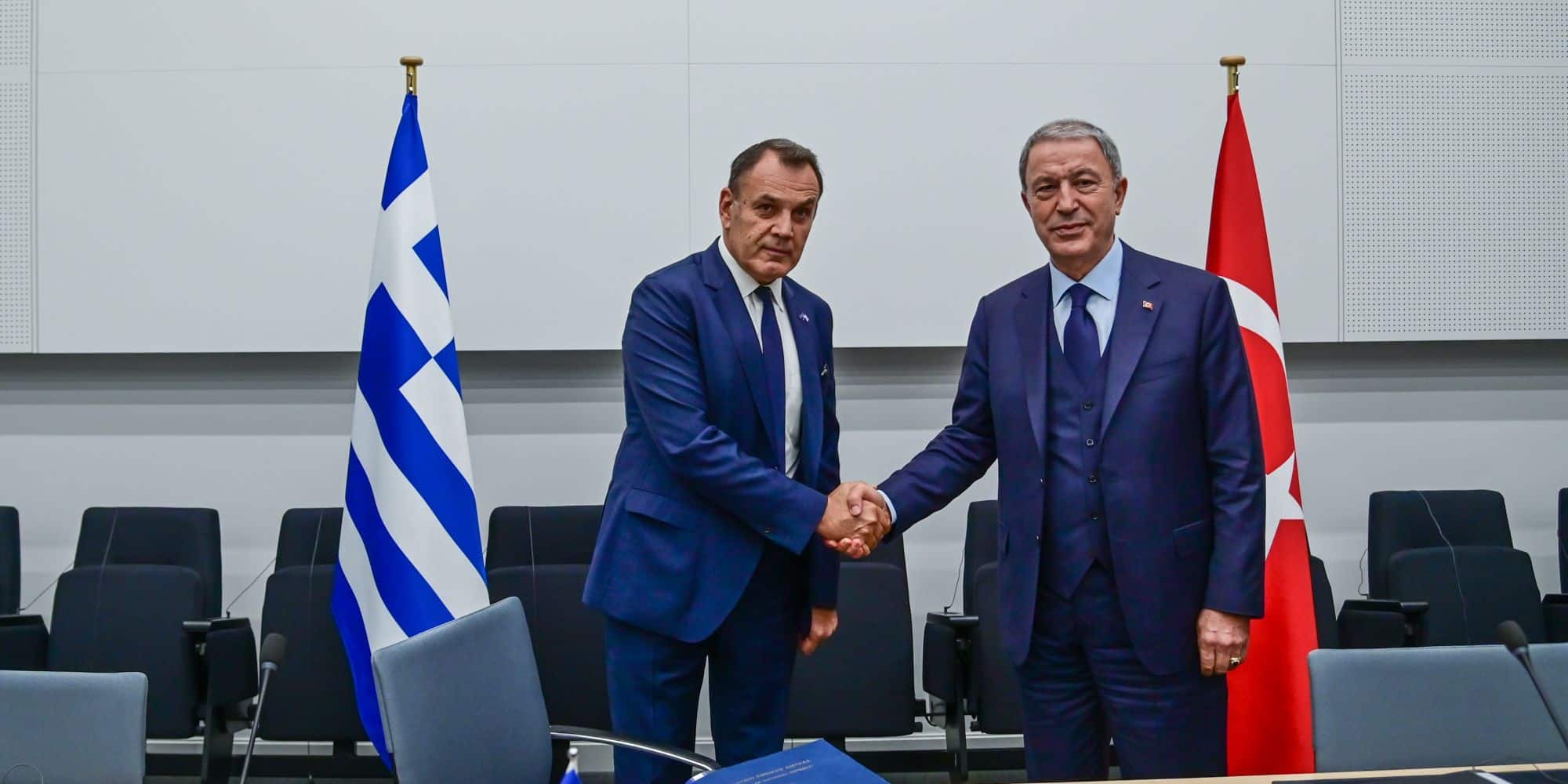 Ο Νίκος Παναγιωτόπουλος με τον Χουλουσί Ακάρ στη Σύνοδο του ΝΑΤΟ