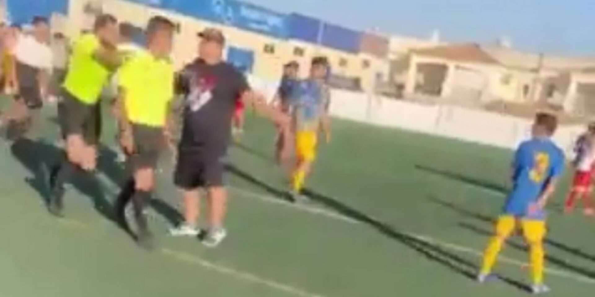 Η στιγμή που ο πατέρας επιτίθεται στον διαιτητή
