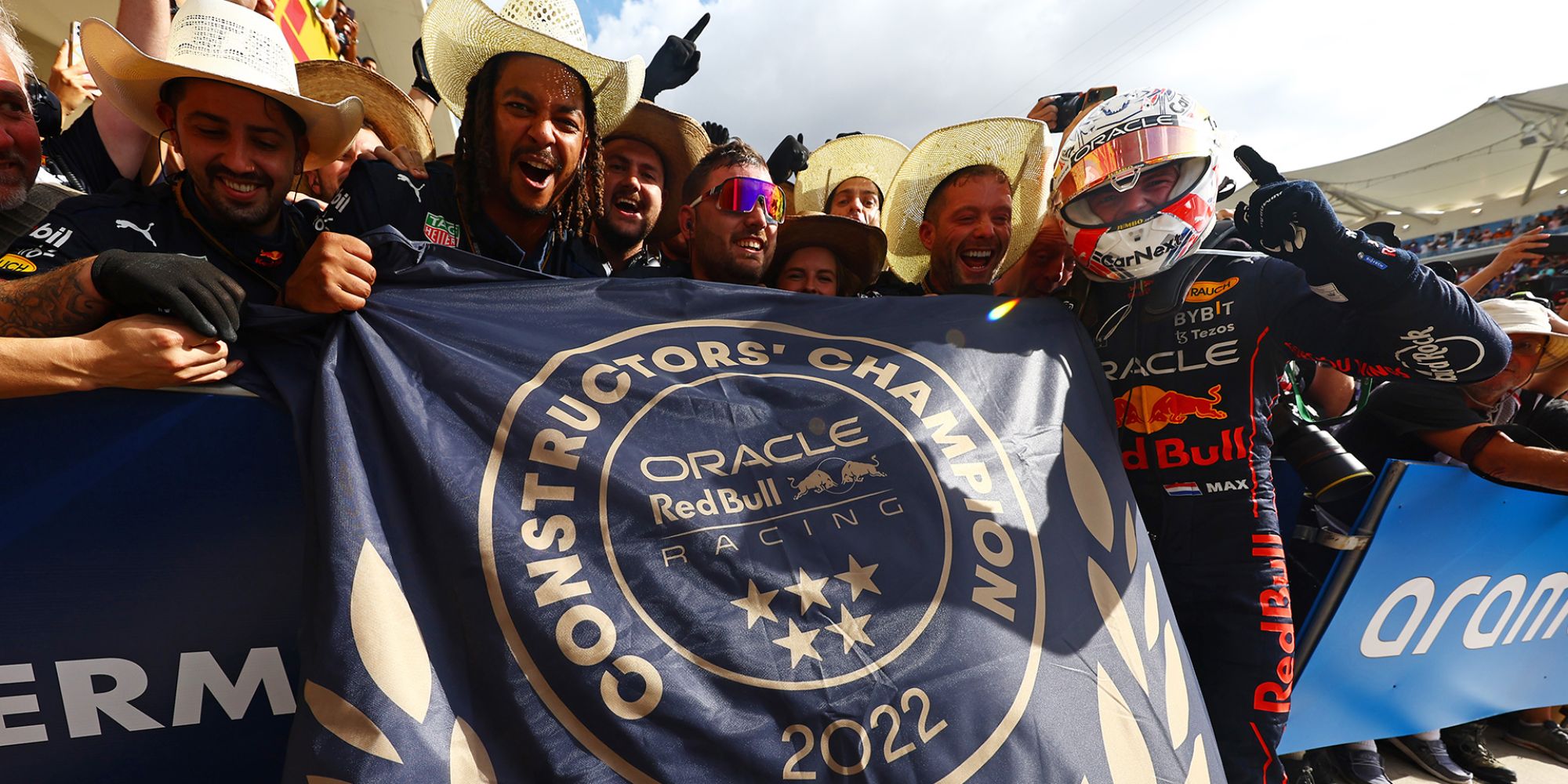 Η ομάδα της Red Bull μαζί με τον Φερστάπεν πανηγυρίζουν το πρωτάθλημα στην Formula 1