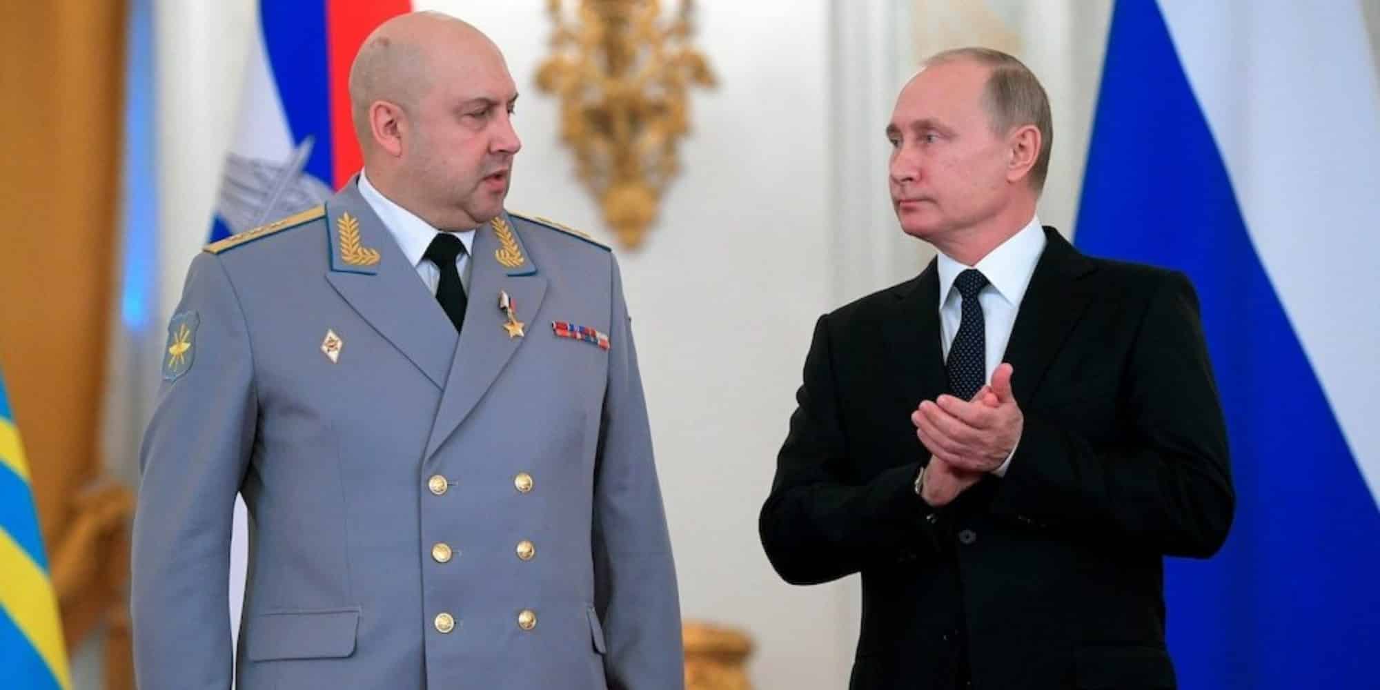 O στρατηγός Σεργκέι Σουροβίκιν και ο Βλαντιμίρ Πούτιν