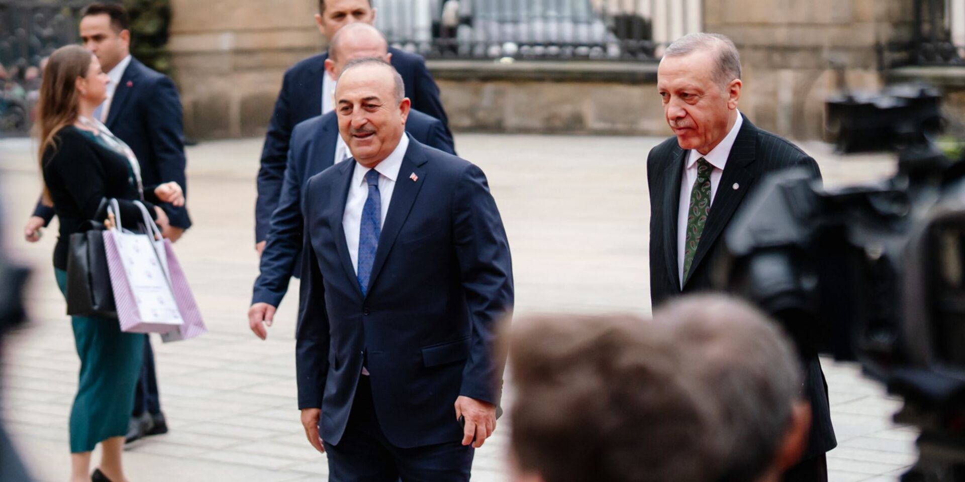 Ο Τούρκος πρόεδρος, Ρετζέπ Ταγίπ Ερντογάν με τον Μεβλούτ Τσαβούσογλου στην Πράγα