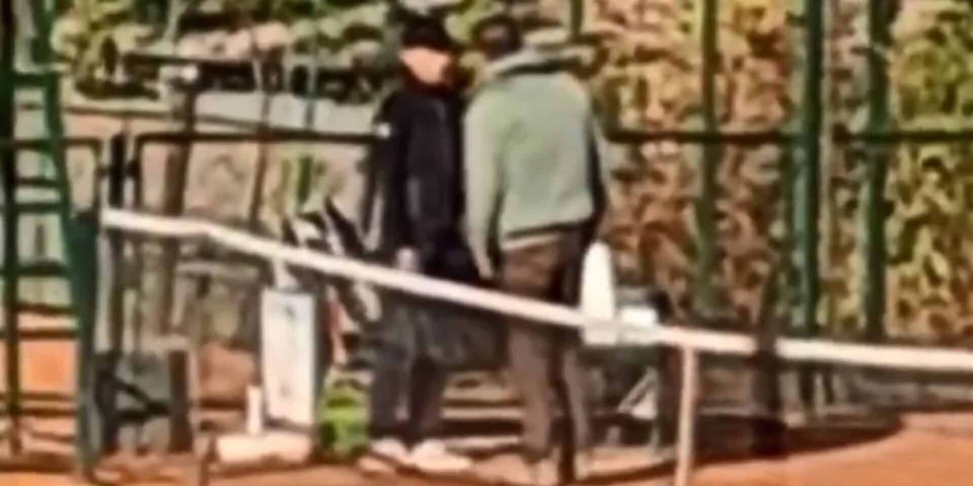 Εικόνα από τον πατέρα που ξυλοκοπεί την κόρη του