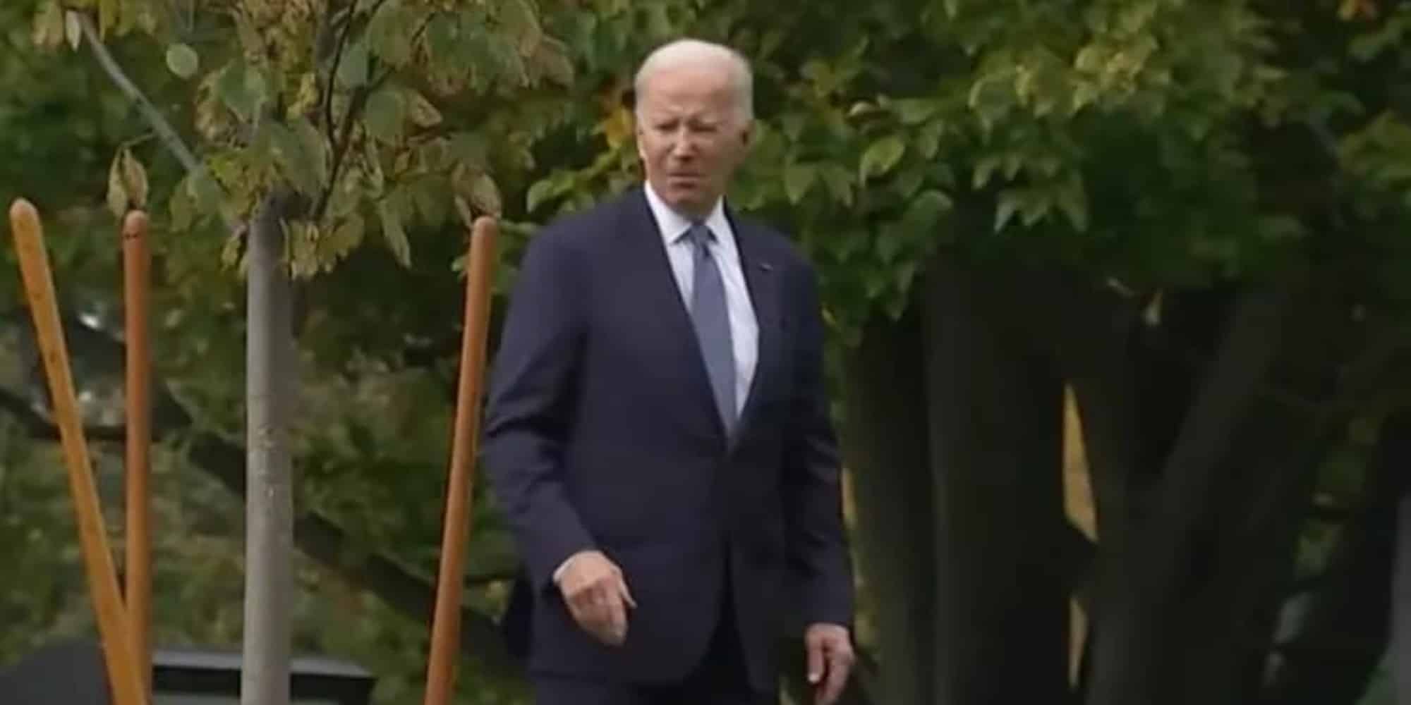 Tzo Biden 25 10 22 - Νέο βίντεο με τον Τζο Μπάιντεν που προκαλεί ανησυχία - Ήταν σαν «χαμένος» στον κήπο του Λευκού Οίκου;