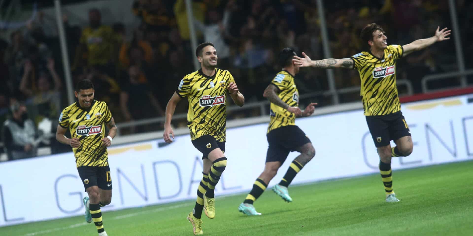Οι ποδοσφαιριστές της ΑΕΚ πανηγυρίζουν