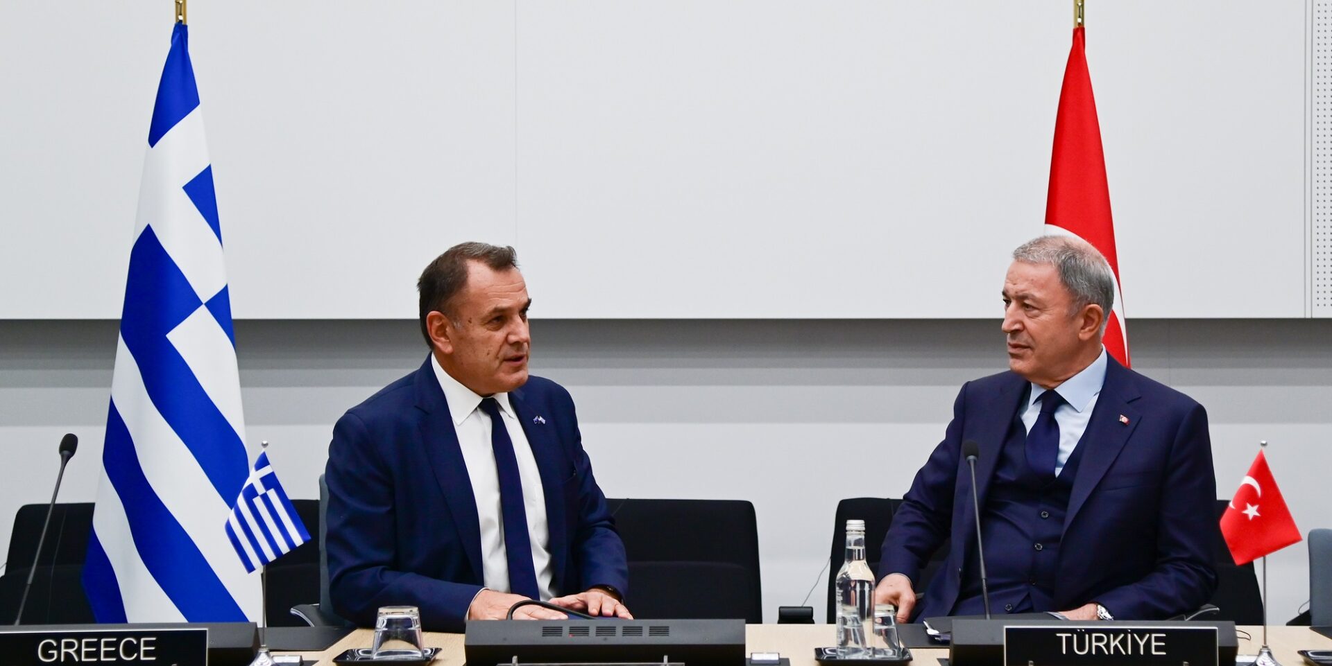 Ο Νίκος Παναγιωτόπουλος με τον Χουλουσί Ακάρ στη Σύνοδο του ΝΑΤΟ