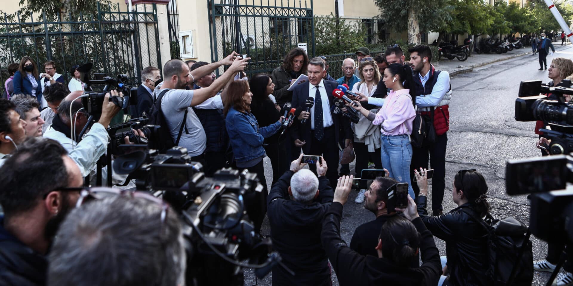 Ο Αλέξης Κούγιας έξω από την Ευελπίδων