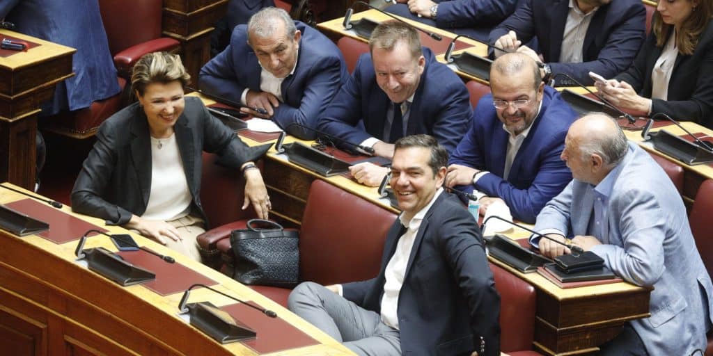 Ο Αλέξης Τσίπρας συζητά με βουλευτές του ΣΥΡΙΖΑ
