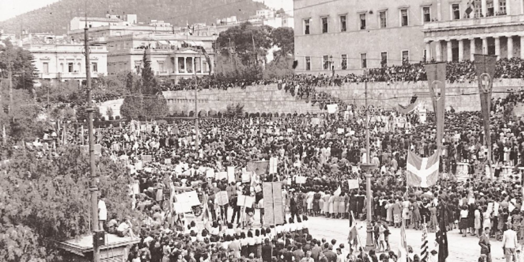Εικόνα από το Σύνταγμα με τους Έλληνες να πανηγυρίζουν την απελευθέρωση