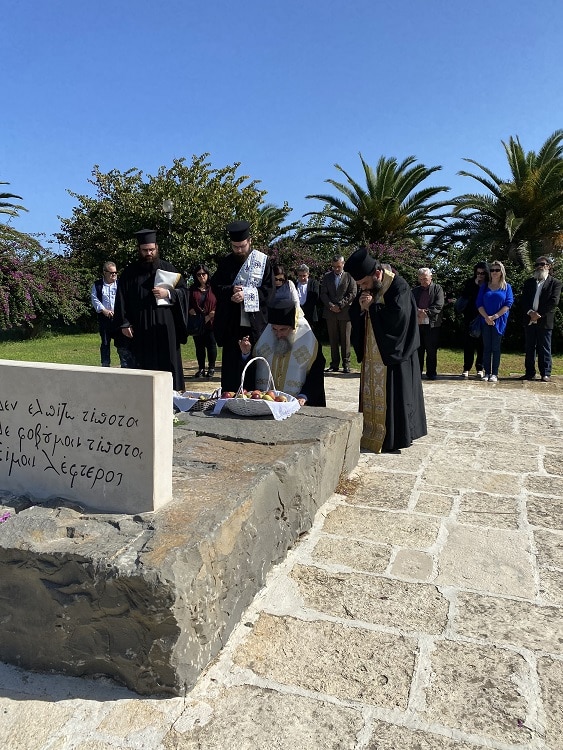 Ο αρχιεπίσκοπος Κρήτης στο μνημείο του Νίκου Καζαντζάκη