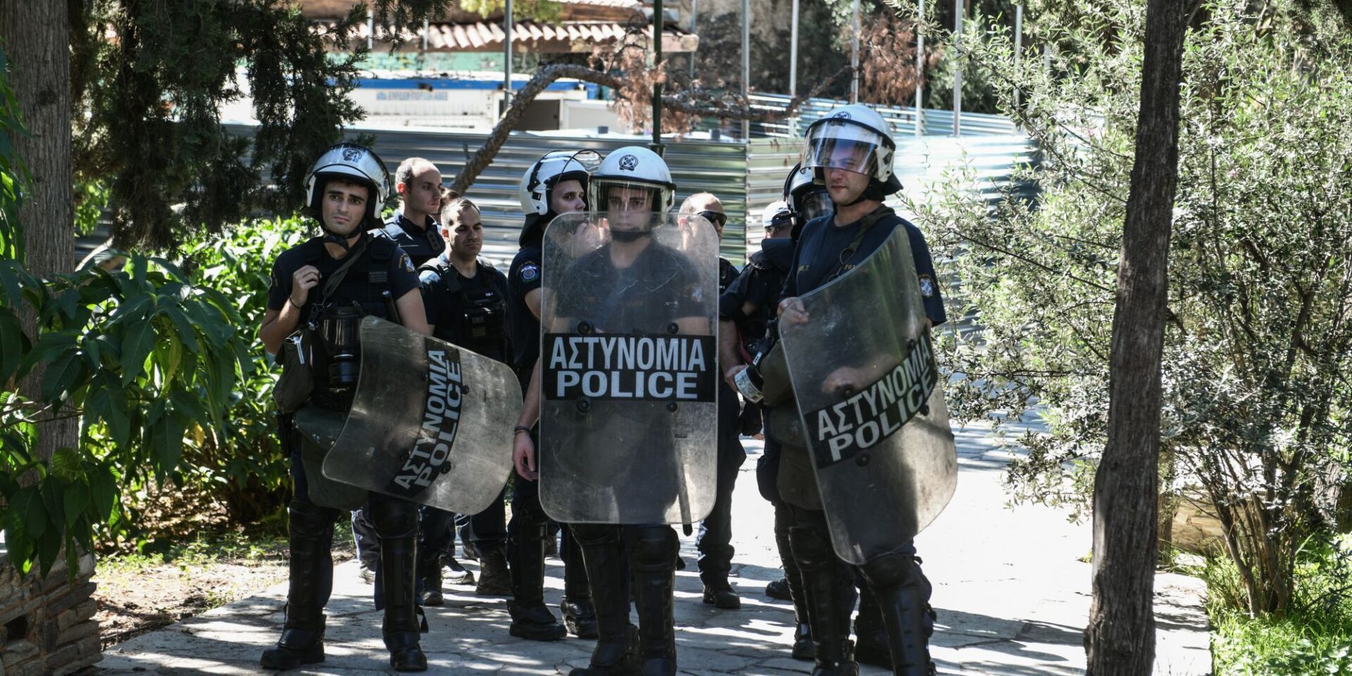 Αστυνομικοί ΜΑΤ στον Λόφο Στρέφη