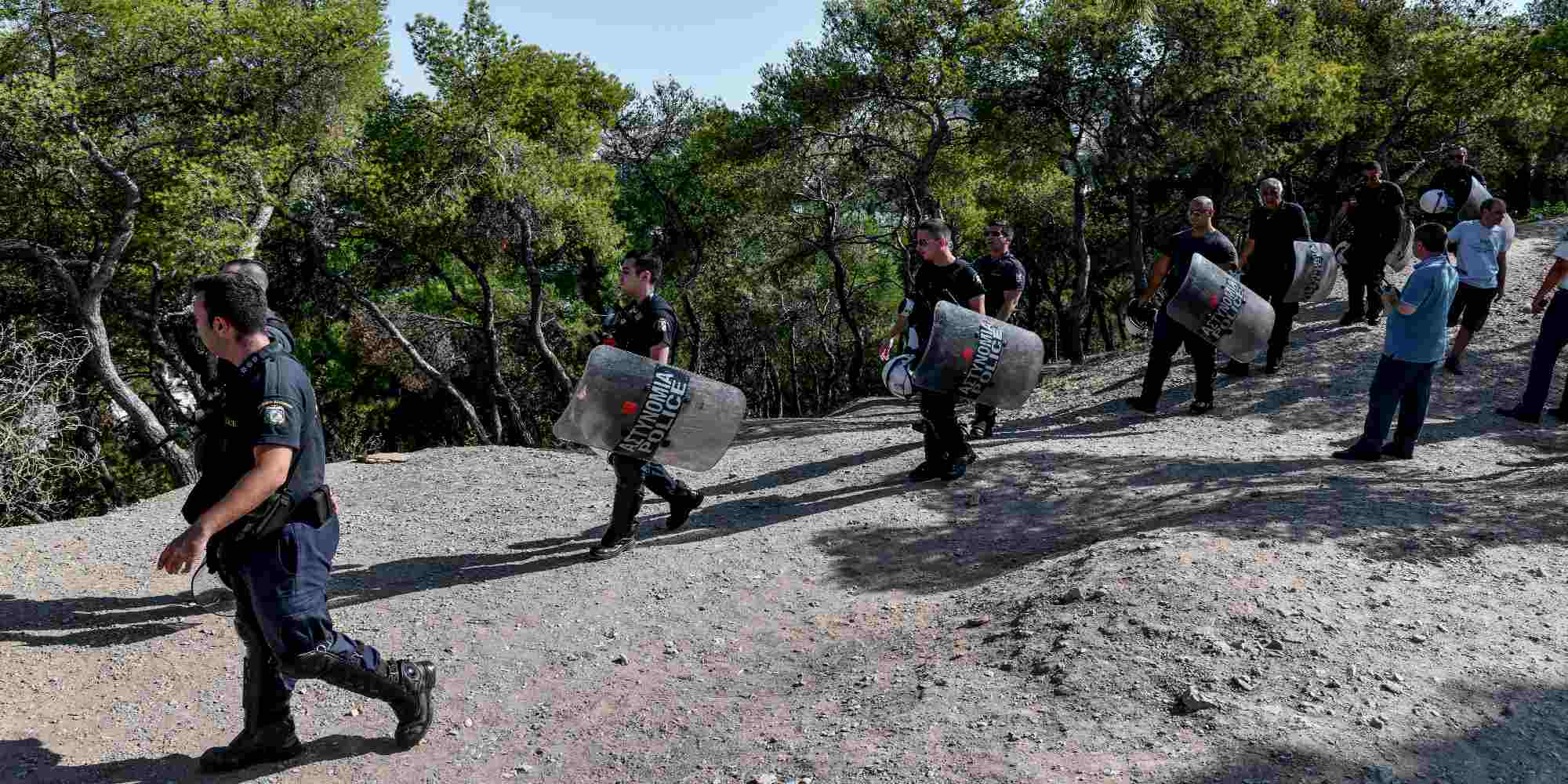 Αστυνομικοί των ΜΑΤ περπατούν στο Λόφο Στρέφη