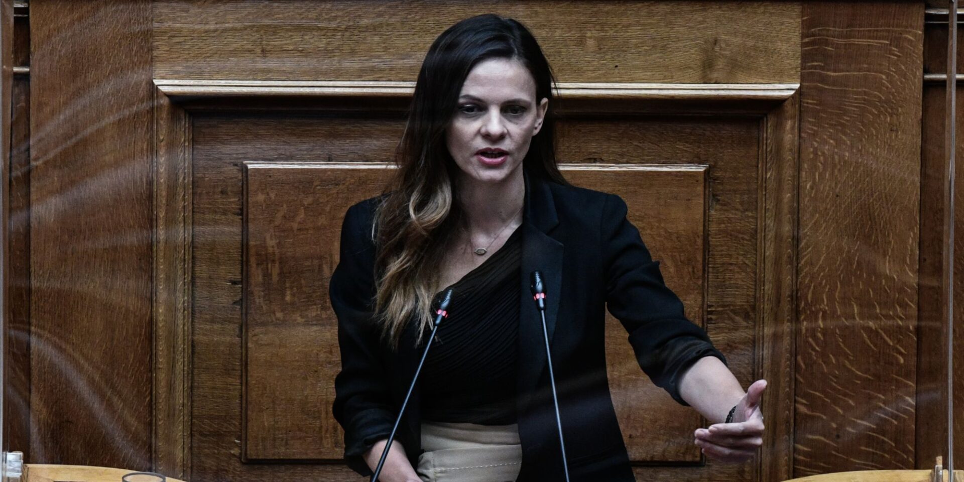 Η Έφη Αχτσιόγλου στο βήμα της Βουλής