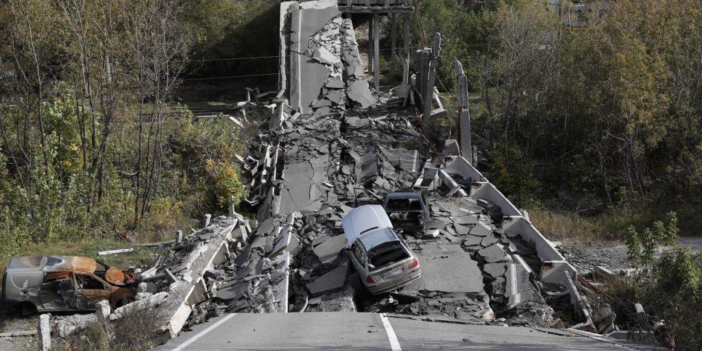 Βομβαρδισμένη γέφυρα στην Ουκρανία