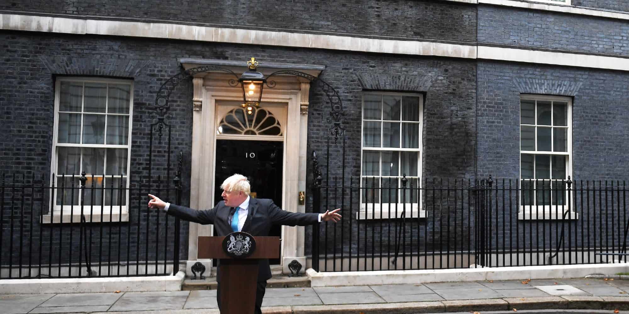 Ο Βρετανός πρωθυπουργός Μπόρις Τζόνσον έξω από την Ντάουνινγκ Στριτ