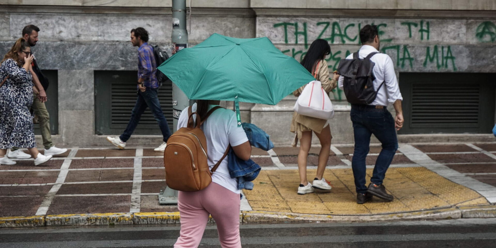 Βροχερός καιρός στο κέντρο της Αθήνας