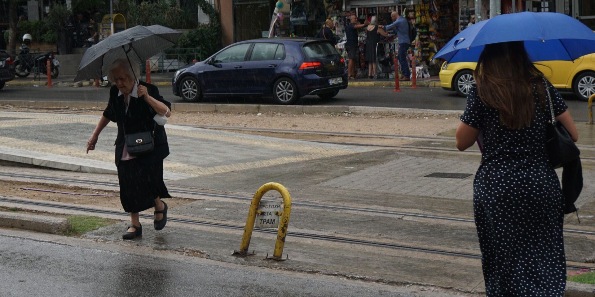 Βροχερός καιρός, γυναίκες με ομπρέλες