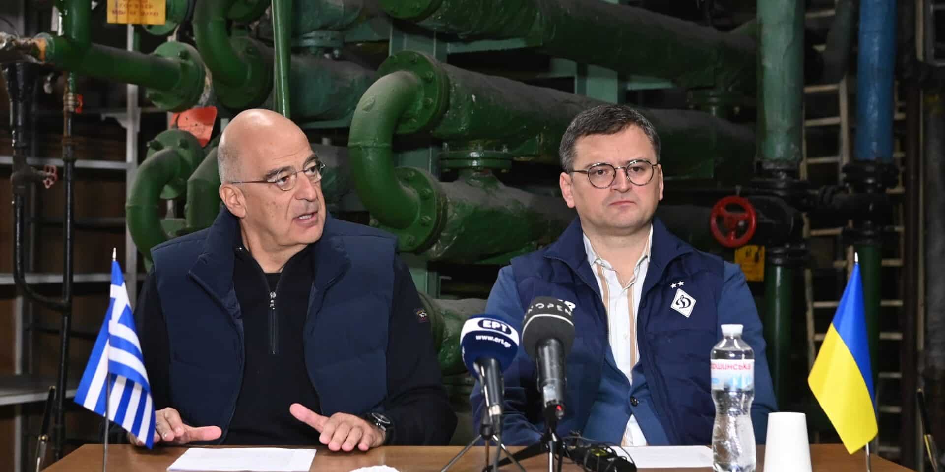 Ο Νίκος Δένδιας με τον Ντμίτρο Κουλέμπα στο Κίεβο