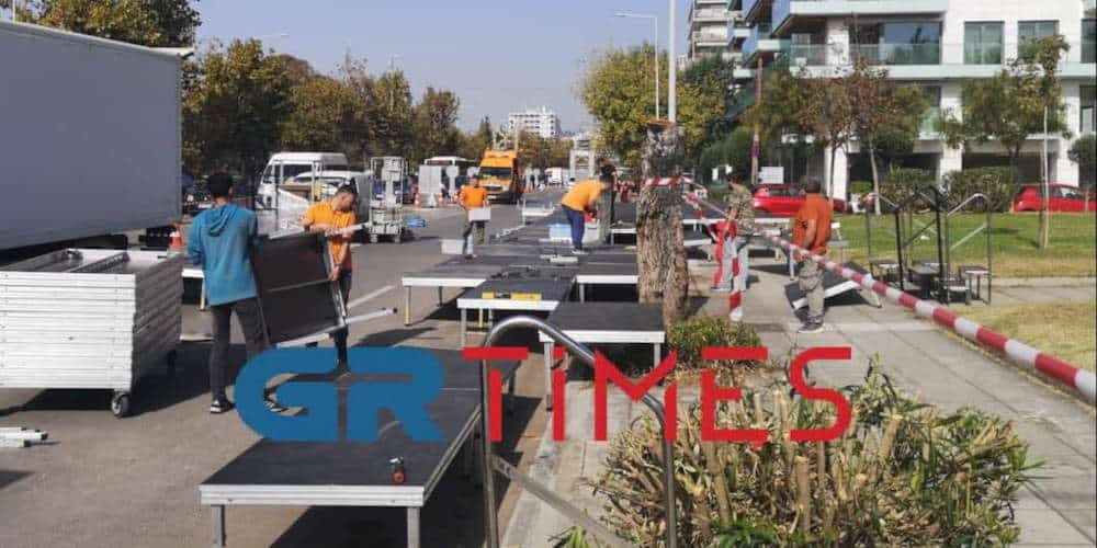Στήνεται η εξέδρα των επισήμων για την παρέλαση της 28ης Οκτωβρίου στη Θεσσαλονίκη