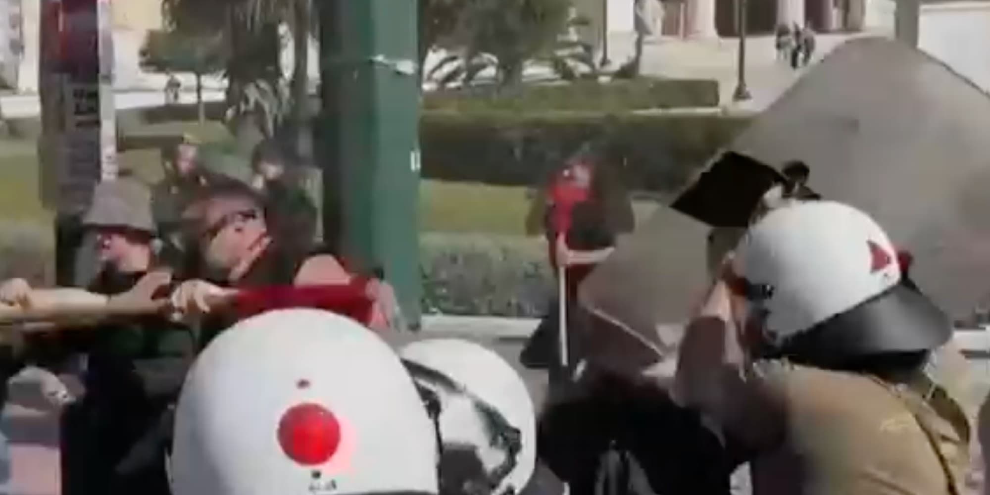 Άνδρας των ΜΑΤ χτυπά με την ασπίδα διαδηλώτρια στα Προπύλαια