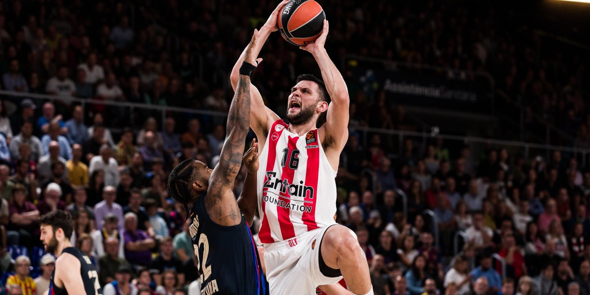 Φάση από το Μπαρτσελόνα-Ολυμπιακός για τη Euroleague