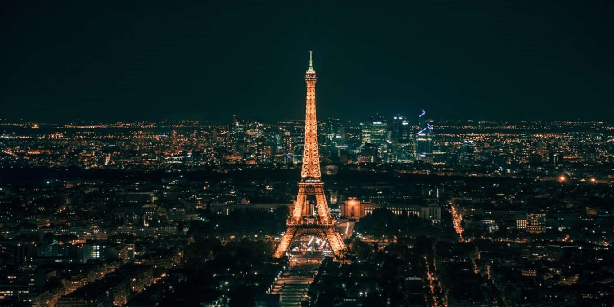 Ο πύργος του Άιφελ στο Παρίσι, φωτισμένος