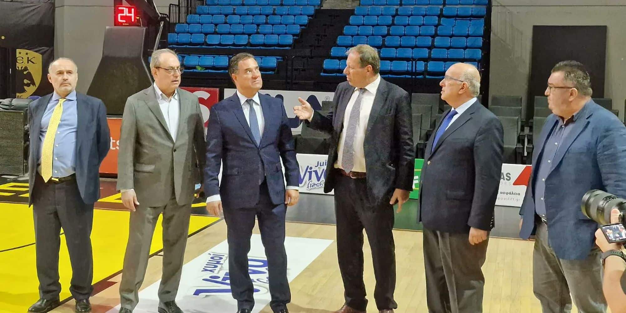 Ο Άδωνις Γεωργιάδης στο γήπεδο μπάσκετ της ΑΕΚ