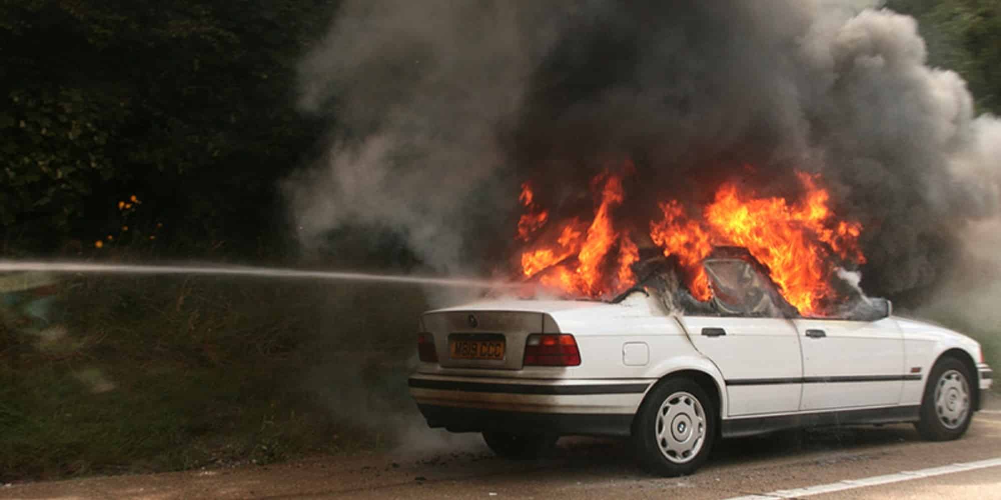 Μάνα και γιος στην Γερμανία έκαναν… μεταξύ τους κόντρα και το ένα αυτοκίνητο άρπαξε φωτιά