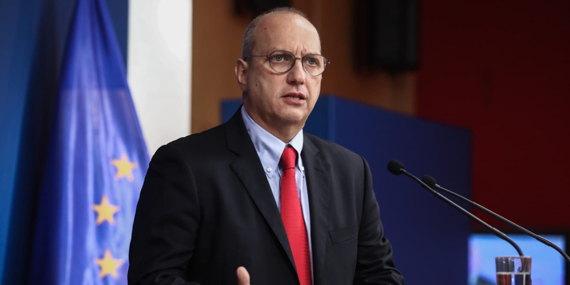 Ο Γιάννης Οικονόμου σε ενημέρωση πολιτικών συντακτών