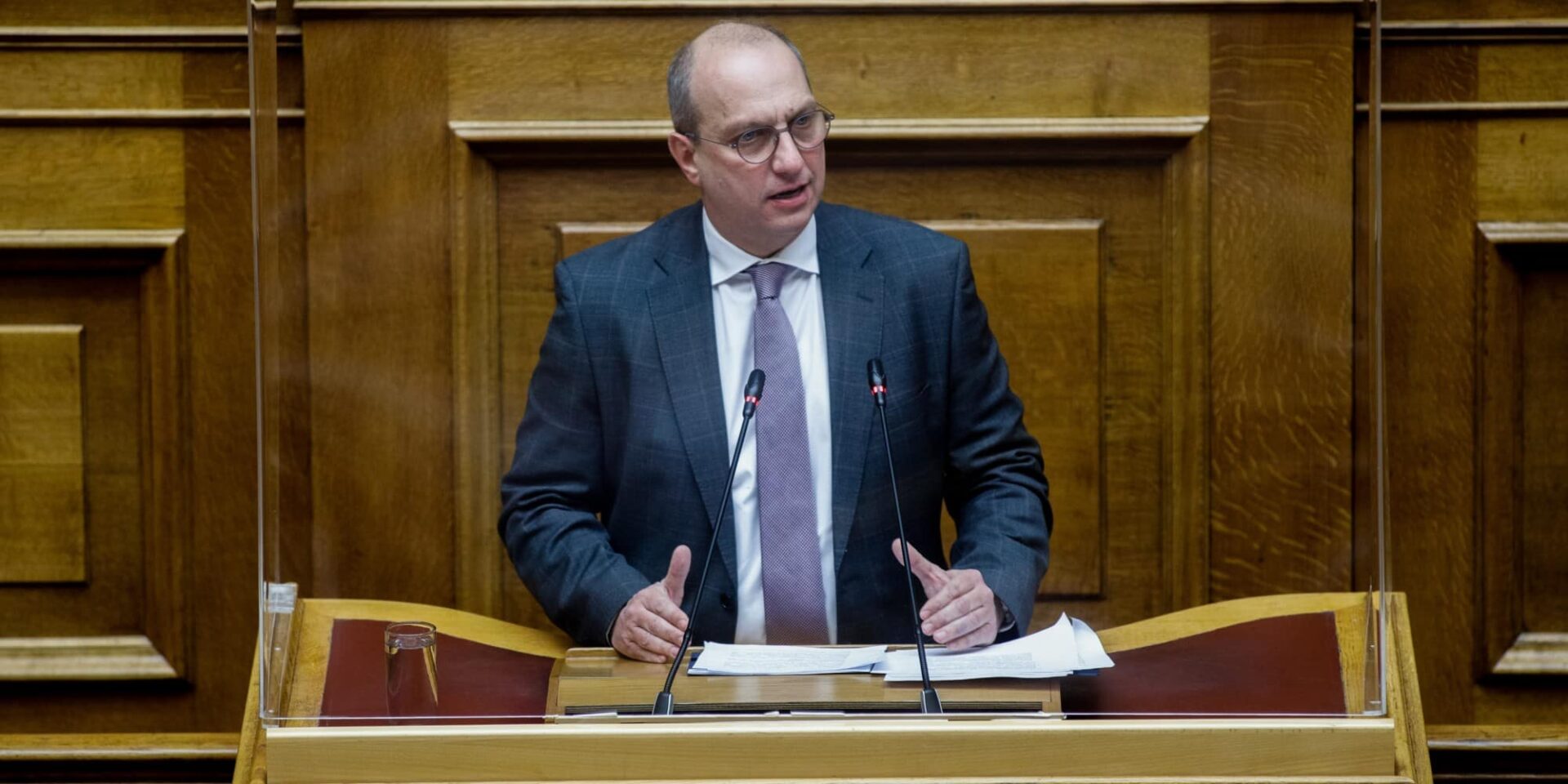 Ο κυβερνητικός εκπρόσωπος, Γιάννης Οικονόμου, στη Βουλή