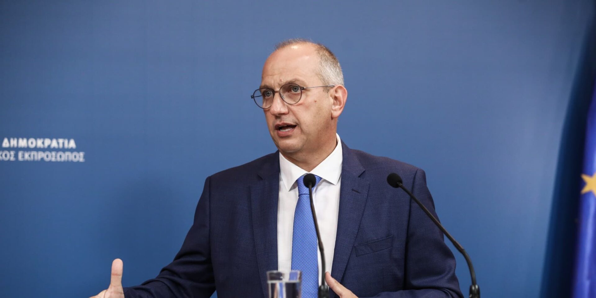 Ο Γιάννης Οικονόμου σε ενημέρωση πολιτικών συντακτών