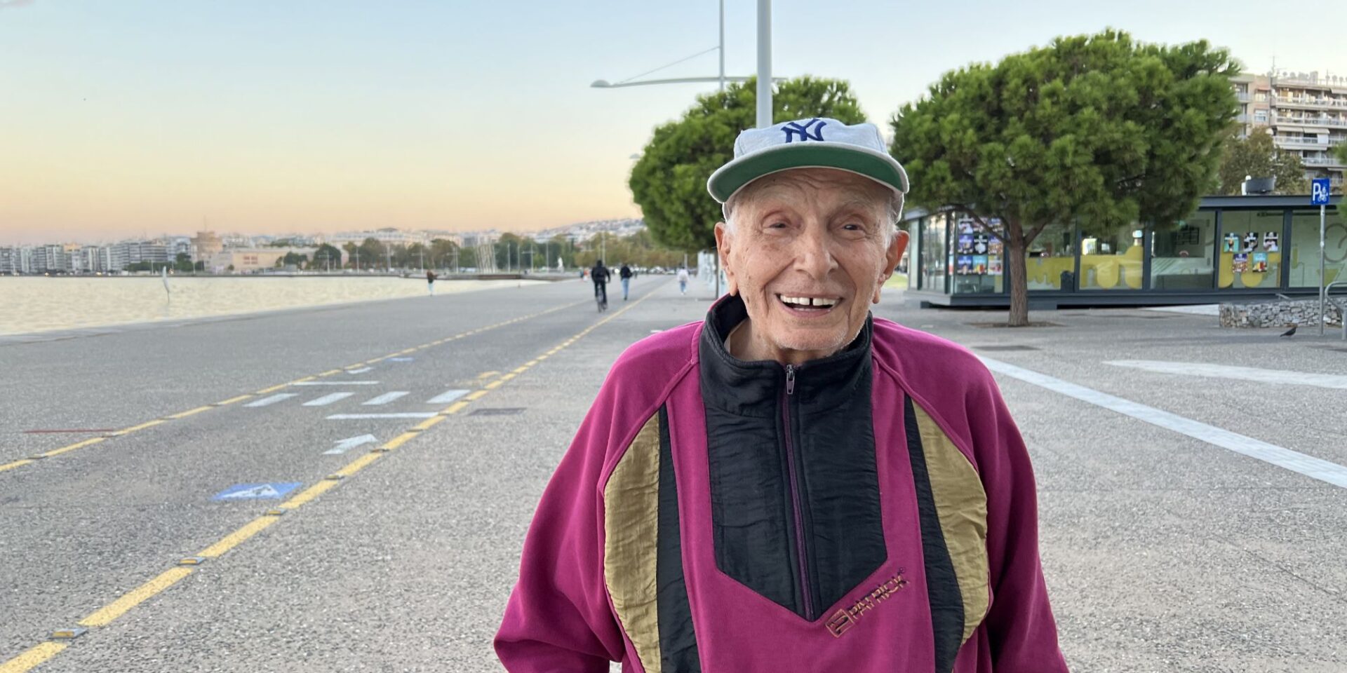 Ο γηραιότερος περιπατητής της παραλίας Θεσσαλονίκης