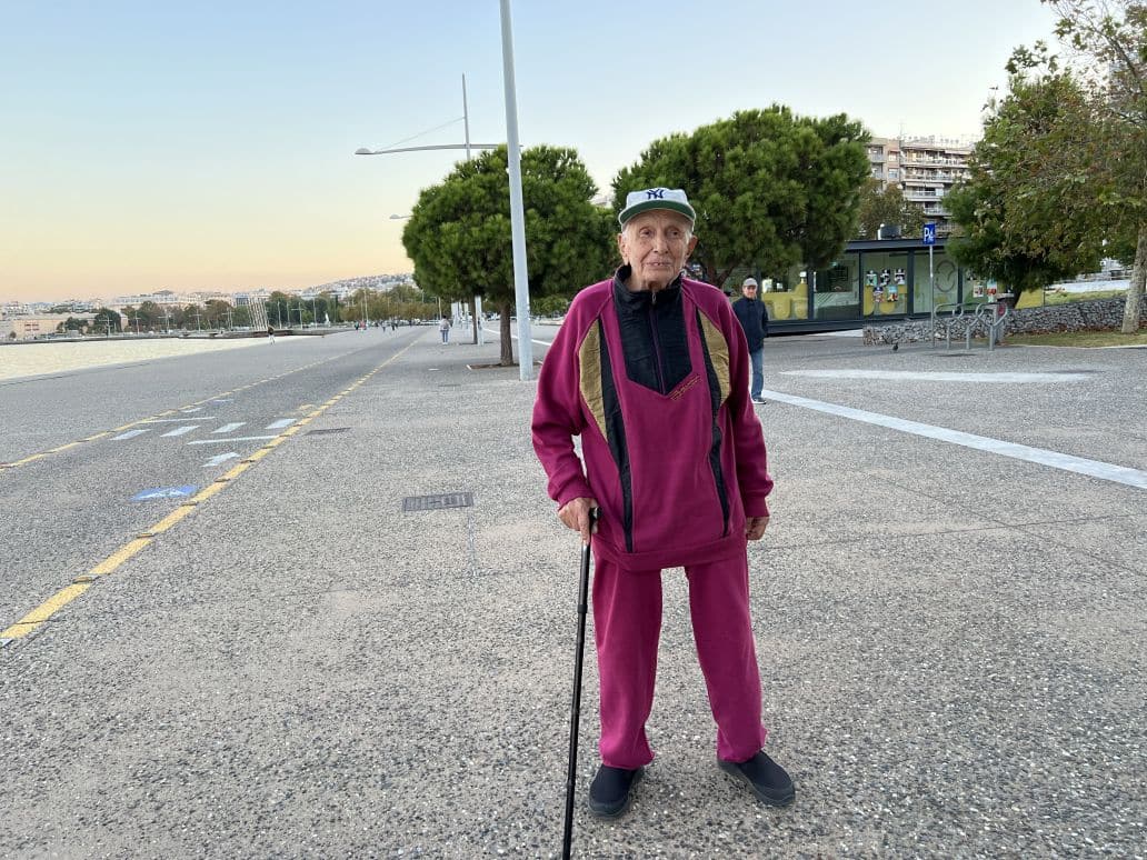 Ο γηραιότερος περιπατητής της παραλίας Θεσσαλονίκης με μαγκούρα