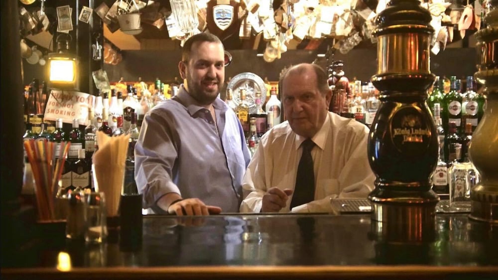 Πατέρας και γιος, οι ιδιοκτήτες του Red Lion Pub 