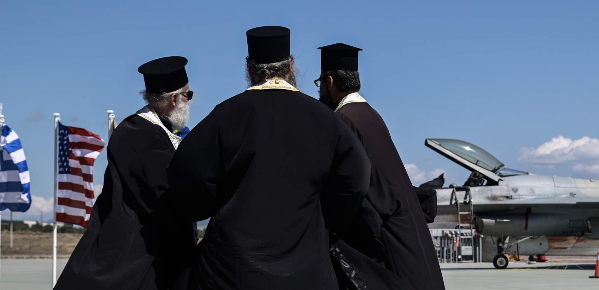Ιερείς σε αεροδρόμιο / Φωτογραφία αρχείου: Eurokinissi