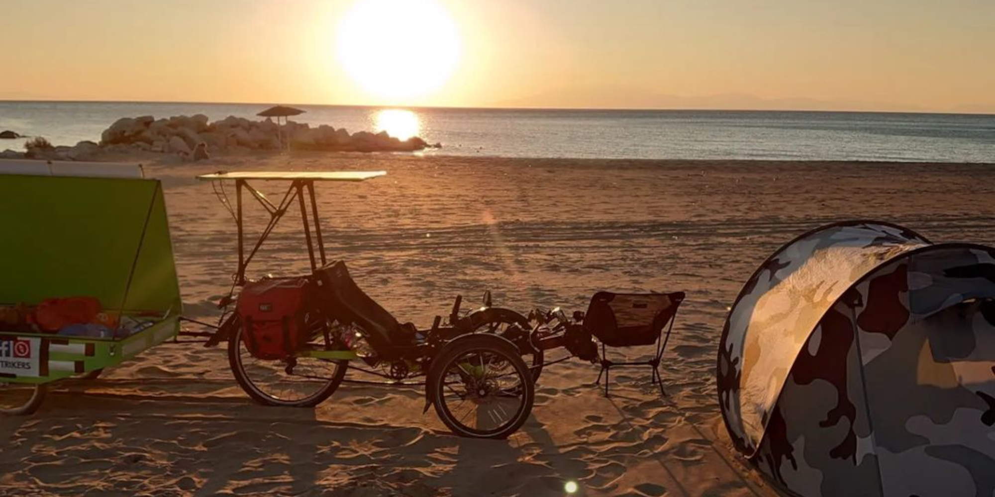 Το ηλεκτρικό ποδήλατο των Γερμανών με θέα το ηλιοβασίλεμα