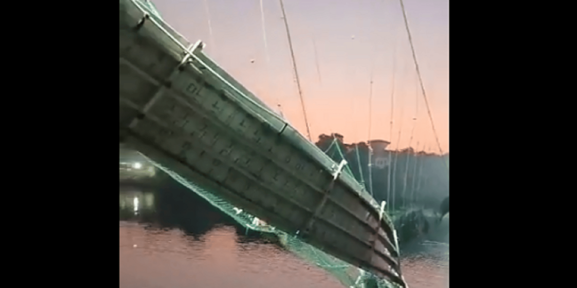 Κατέρρευσε κρεμαστή γέφυρα στην Ινδία