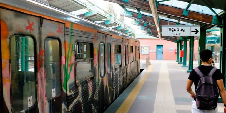 Συνελήφθη 16χρονος αλλοδαπός για φθορές σε συρμό του ΗΣΑΠ!