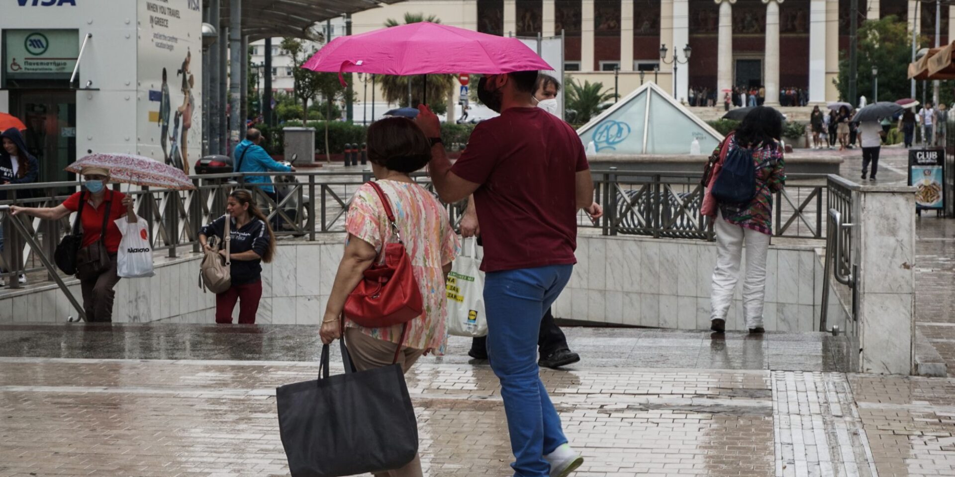 Βροχερός καιρός στο κέντρο της Αθήνας