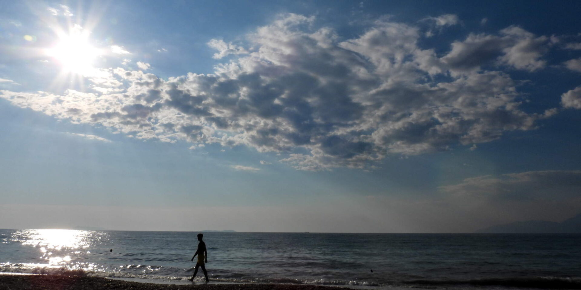Ηλιόλουστος ο καιρός στην παραλία με αραιή συννεφιά