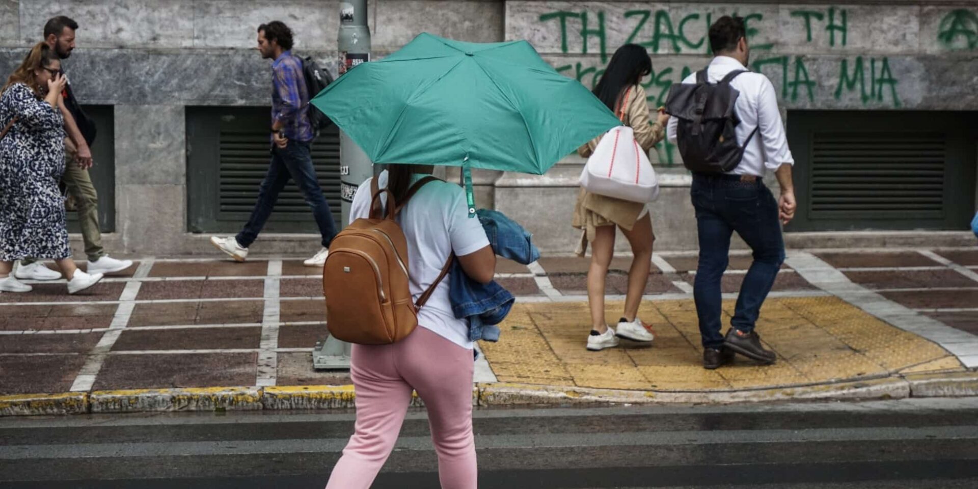 Βροχερός καιρός στο κέντρο της Αθήνας