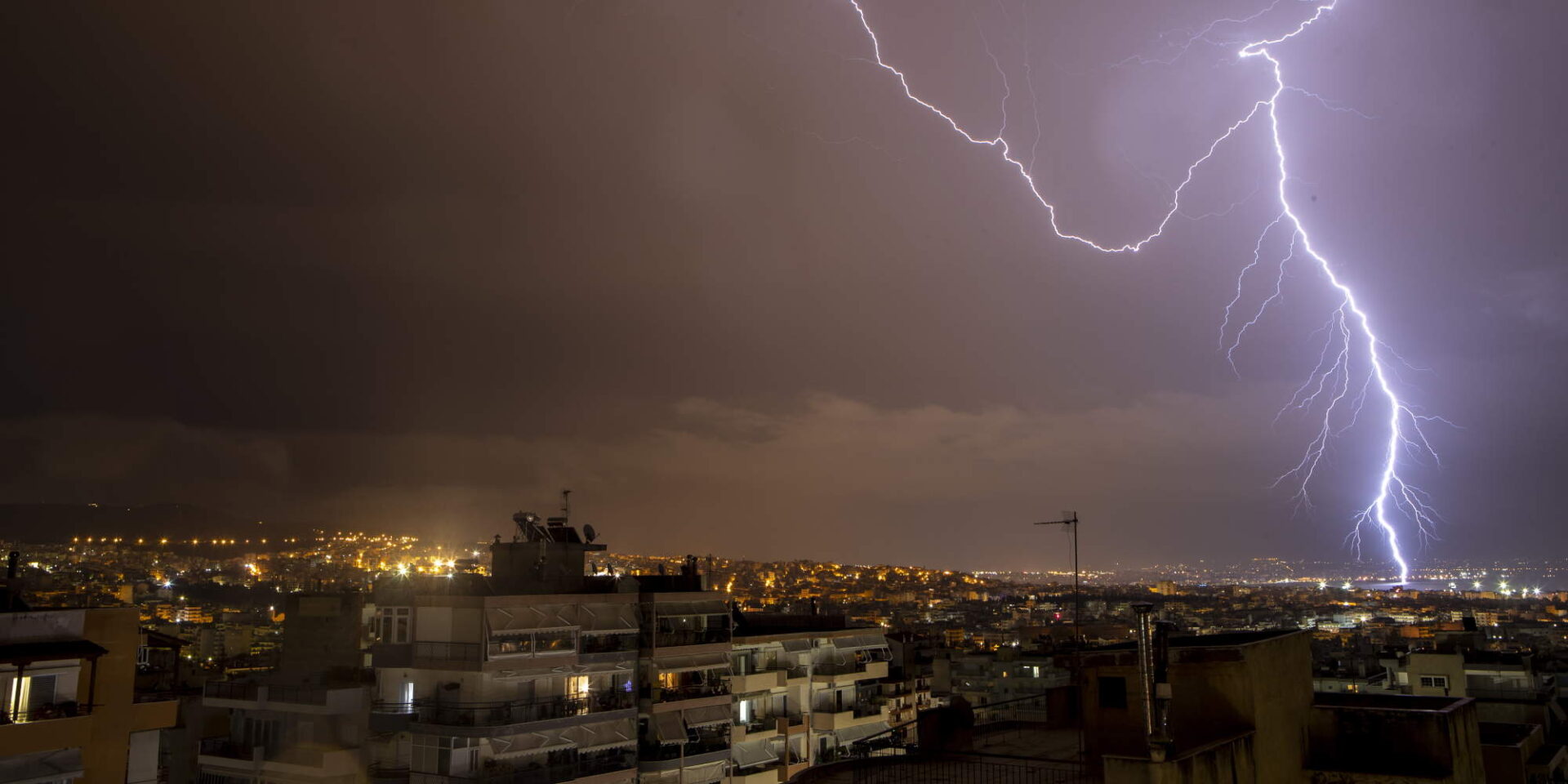 Άσχημος καιρός με κεραυνό πάνω από την πόλη της Θεσσαλονίκης