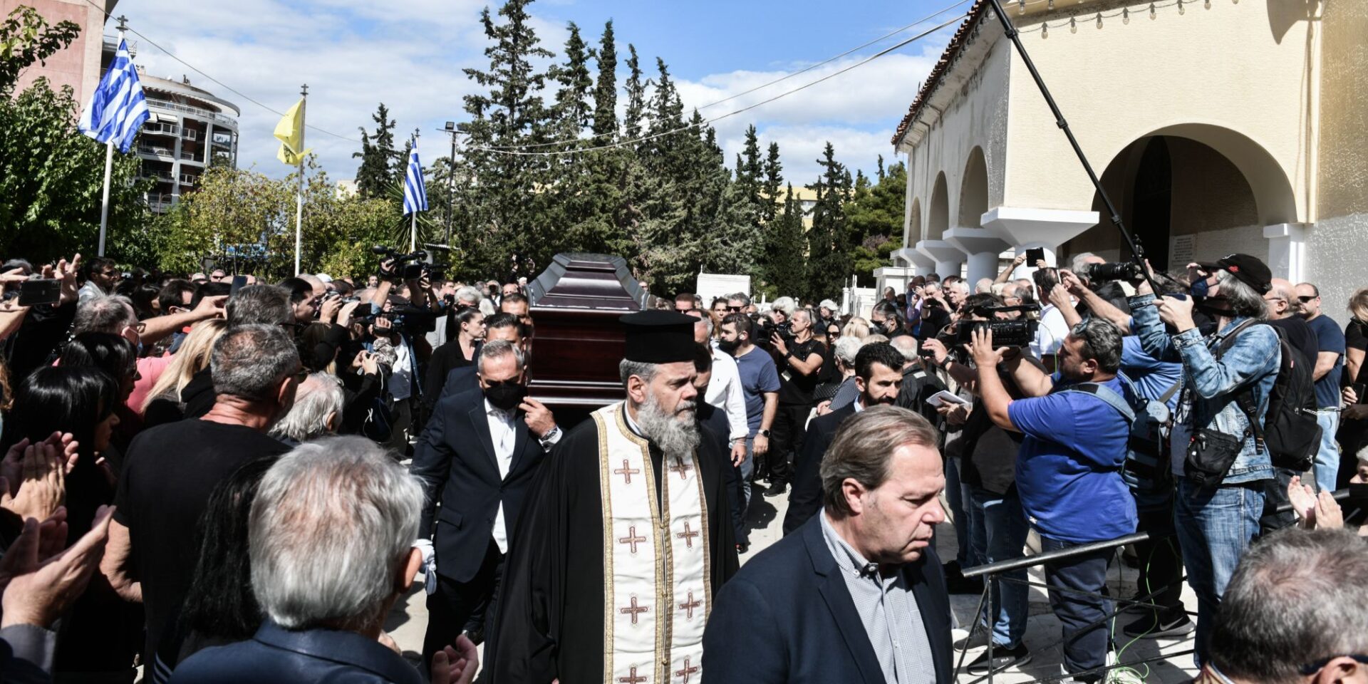 Κουβαλούν το φέρετρο του Σταμάτη Κόκοτα
