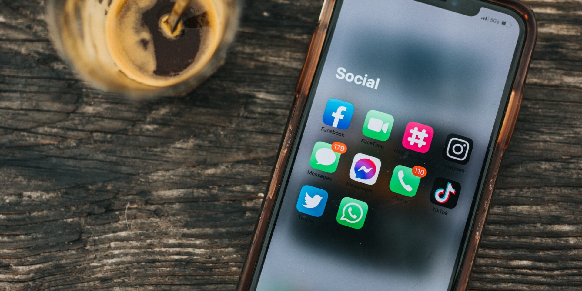 Κινητό με social media εφαρμογές